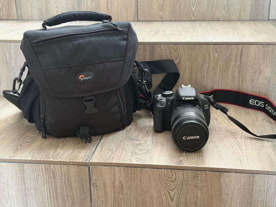 Canon EOS 600D + obiectiv Canon EF-S 18-135mm IS + geantă Lowepro
