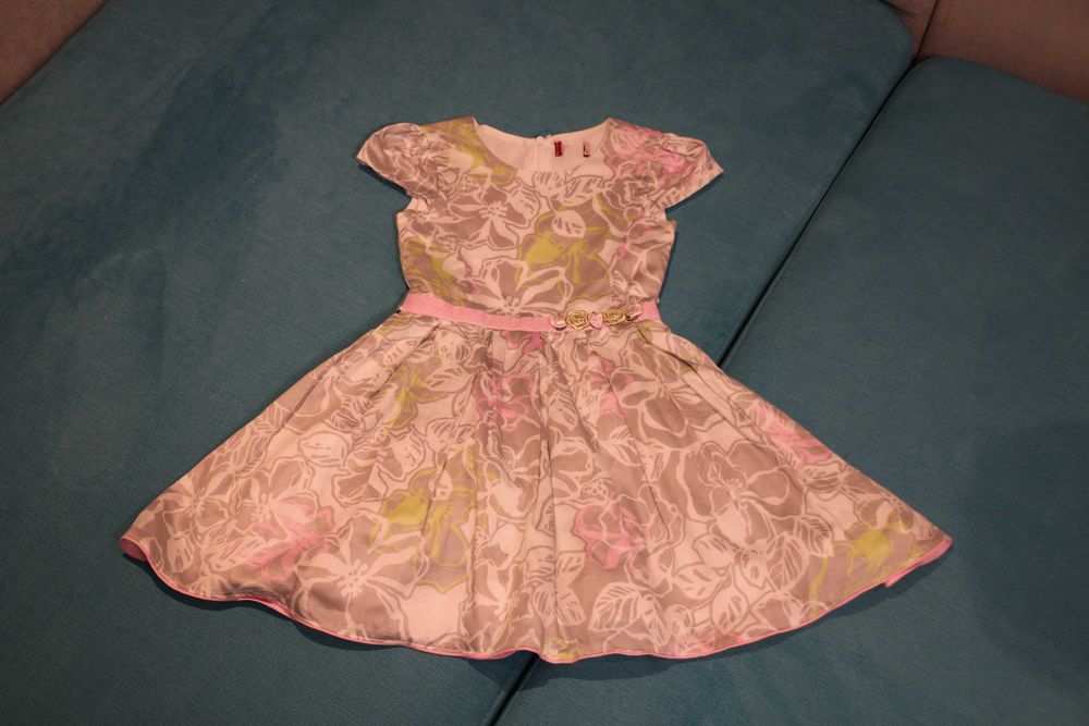 Rochita ocazie gri cu alb pentru fetite marimea 5 - 6 ani