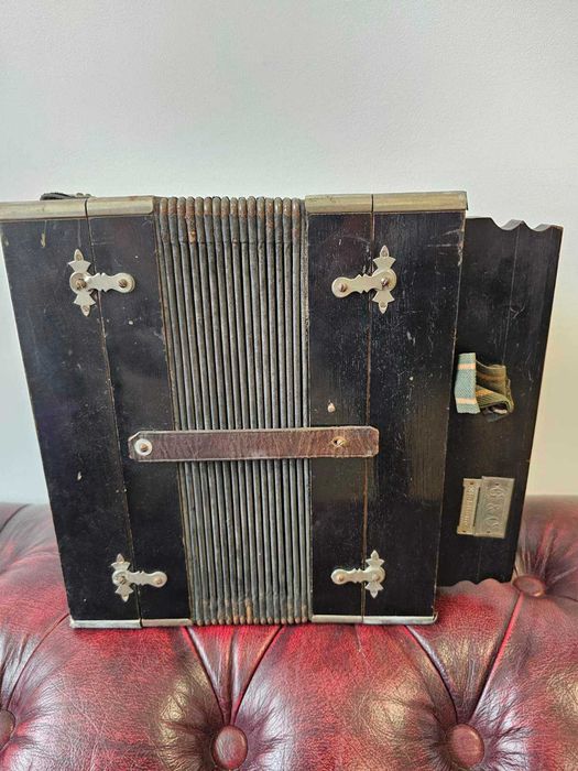 Антикварна хармоника в перфектно за годините състояние