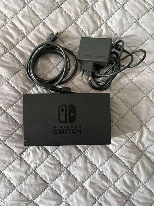 Nintendo Switch + допълнителени контролери + 4 игри + аксесоари