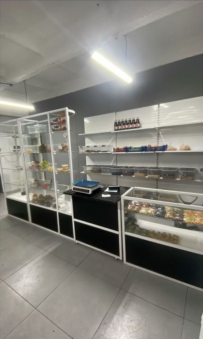 Ветрина и стеллажи