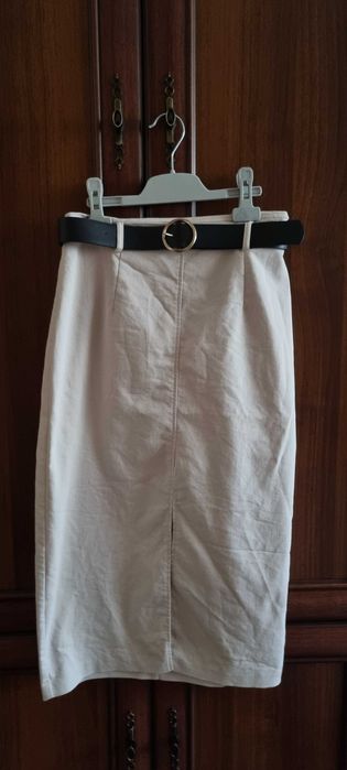 Fusta superba peste genunchi