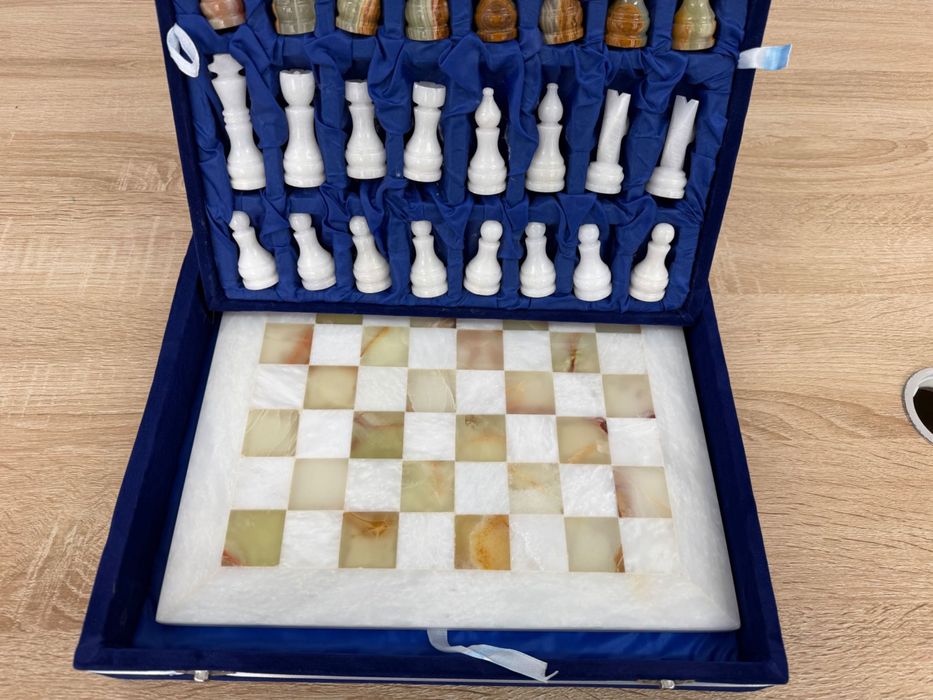 Шах от Бял и Зелен Оникс в Луксозна Кутия