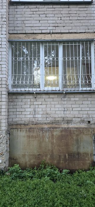 Продам балконной окно с решеткой