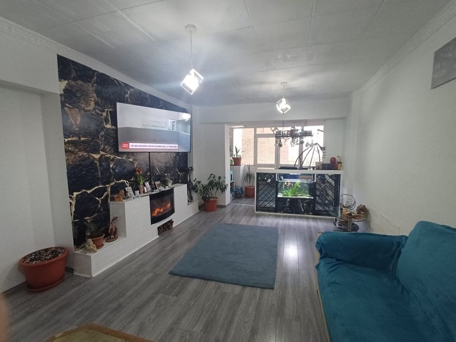 Vând apartament 4 camere central