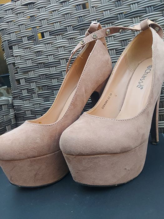 Pantofi mărimea 38 cu toc inalt.