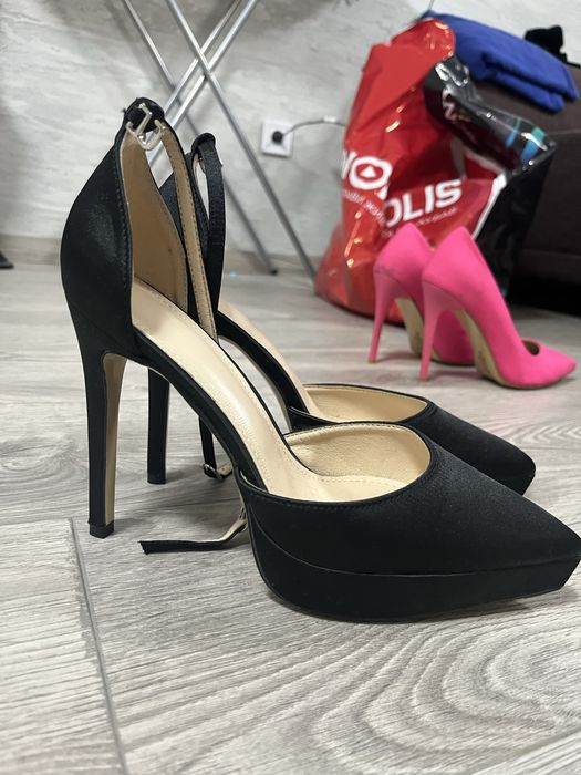 Класически черни обувки на висок ток