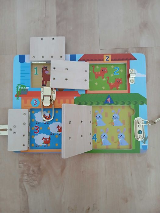 Детска дървена дъска с ключалки и вратички  29см/21,5см