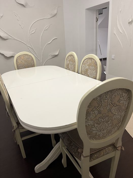 Стол со стульямидля гостинной