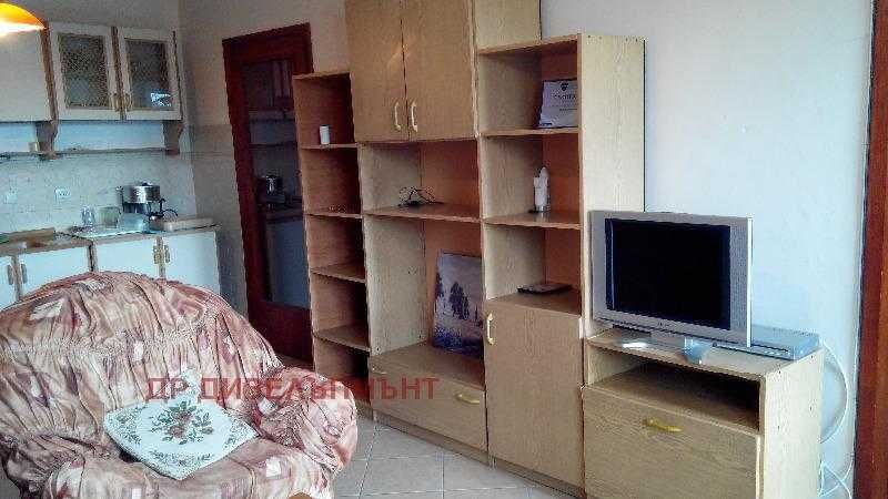 Евтин двустаен до Парк Гео Милев и църквата