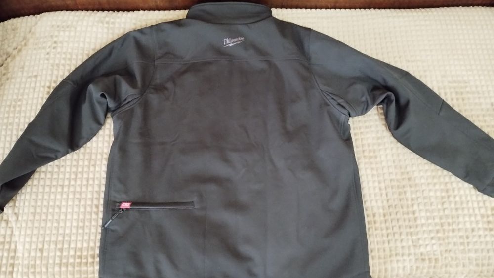 Продавам  яке с подгряване Milwaukee M12HJBL4-0  2XL