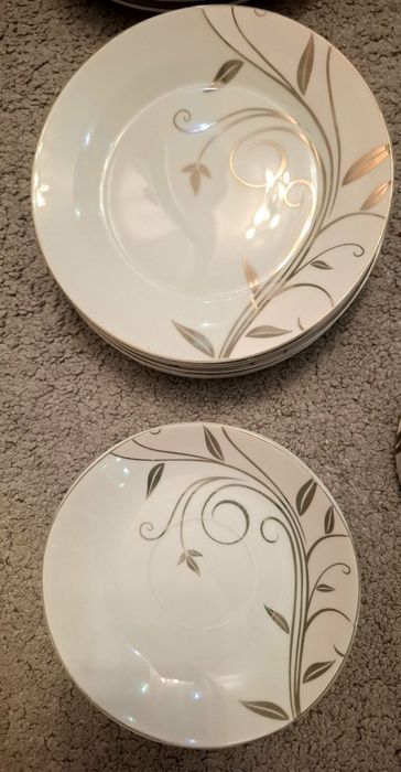 Продаётся столовый и чайный сервиз 55 предметов.на 6 персон.Как новый.