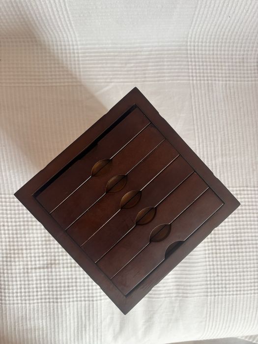 Фотоалбуми в стилна дървена кутия с въртяща основа