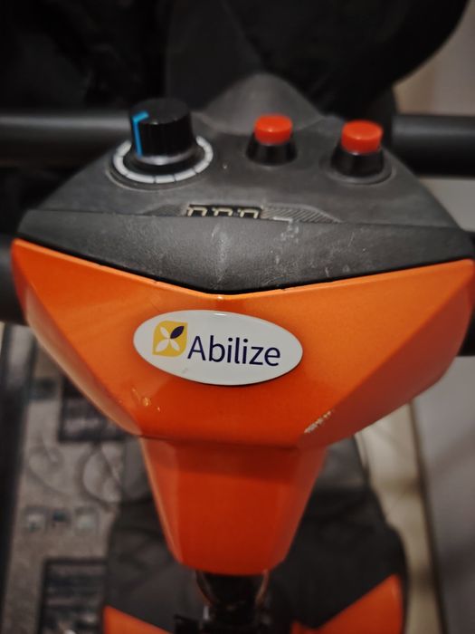 Vând scuter cu patru roți pentru dizabilități. Prețul 1300 RON.