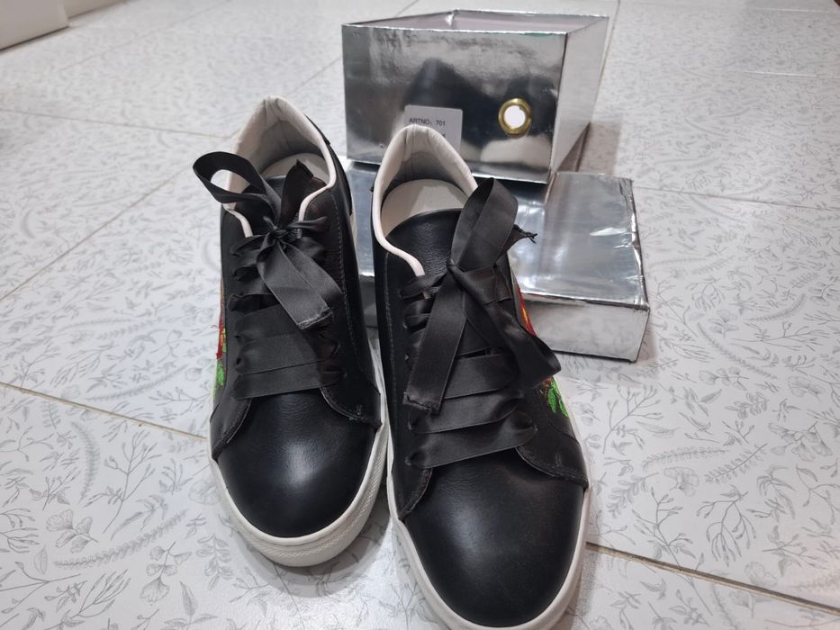 Продам кроссовку