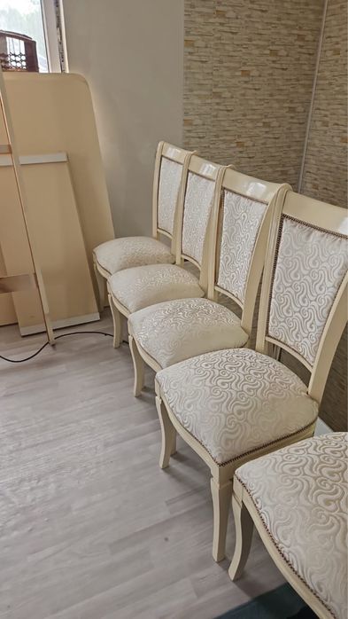 Стол и стулья для гостинной