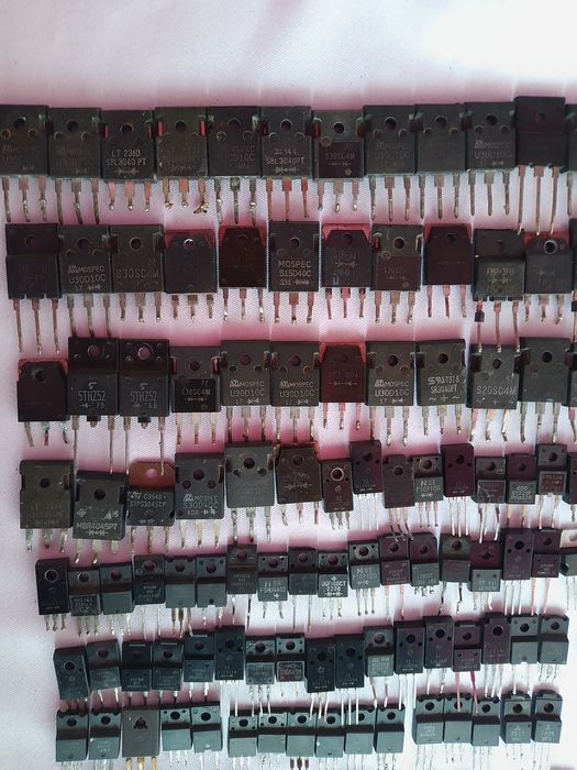 Lot de peste 400 bucăți diode si regulatoare de tensiune