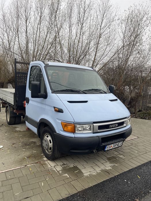 Camioneta basculanta cu macara