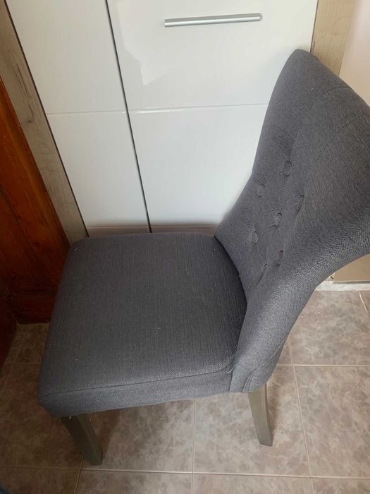 Продавам трепезни столове - английски 2 броя