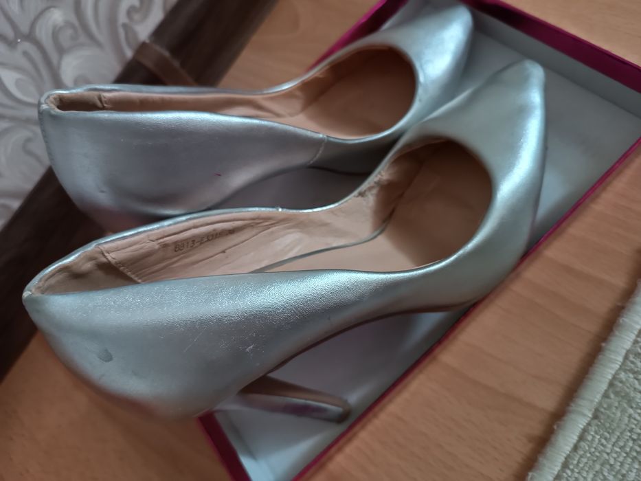 Туфли серебристого цвета
