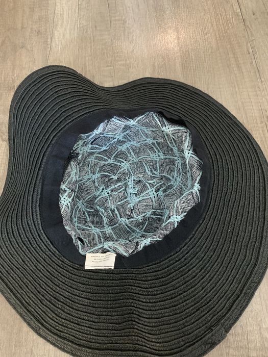 Сламена шапка с голяма периферия