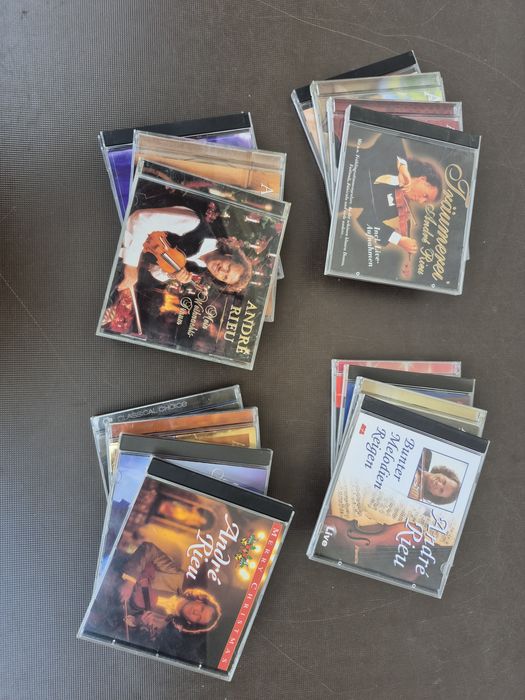 Vand Lot 40 CD muzică clasică mixta ,Andre Rieu, Andrea Bocelli, Placid Domingo, Careras, Luciano Pavarotti 

Artiști:

- F