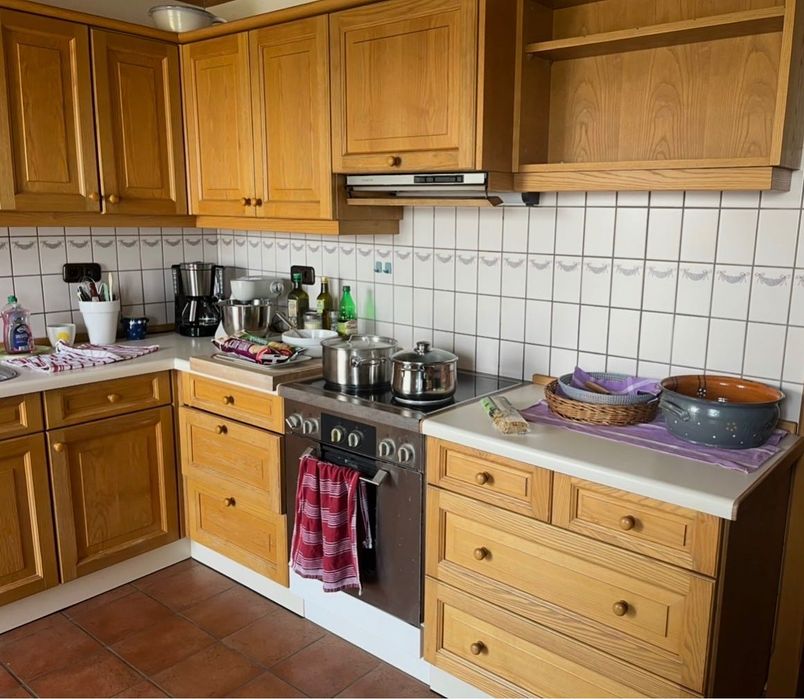 Mobilă bucătărie lemn masiv + insulă cu 2 scaune