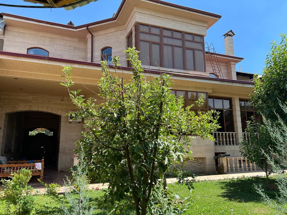 Registon Mahallasida 6 sotokli hovli uy sotiladi