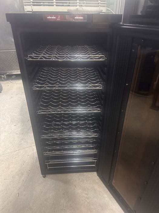 Хладилна витрина за вино