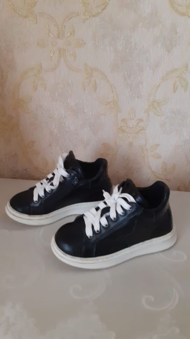 Продам утепленые кроссовки