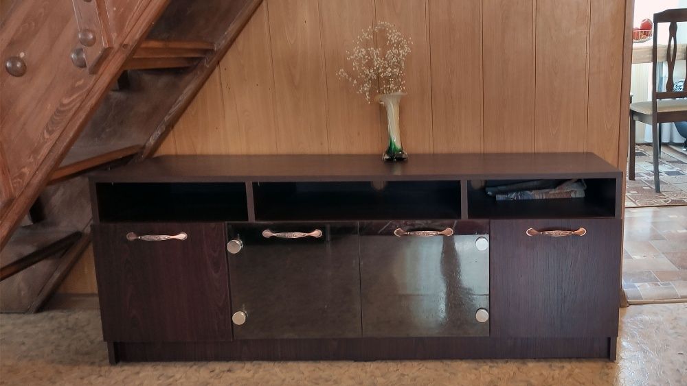 Продам тумбу под телевизор