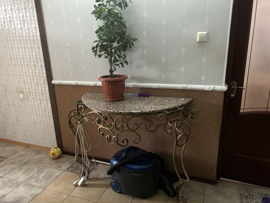 Кованый консоль с гранитом