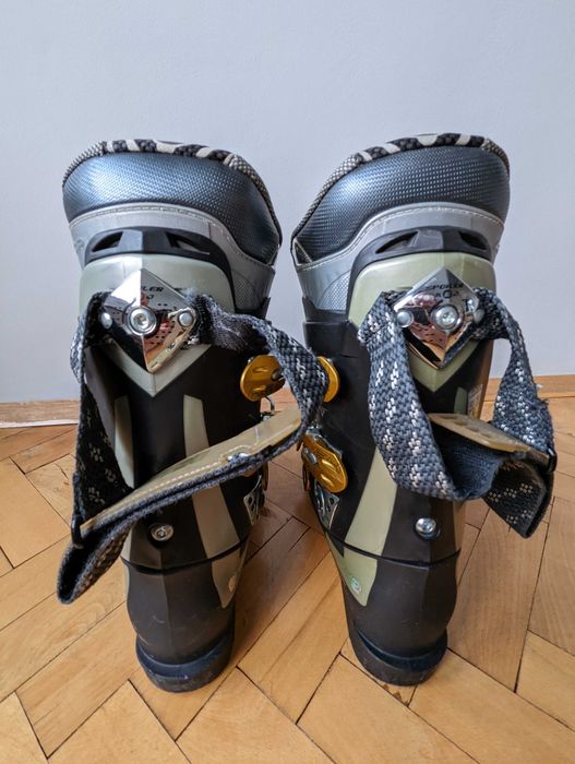 Ски оборудване- обувки, ски с автомати, щеки, каска + зимни кънки