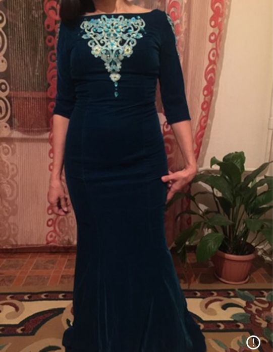 Велюровое шикарное платье. Состояние отличное.