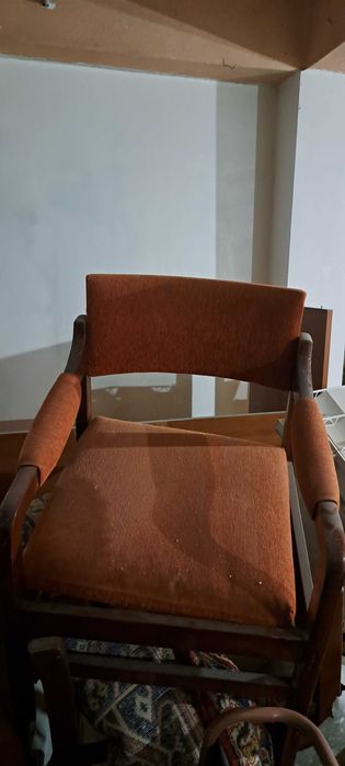 Удобен здрав стол с подлакътник