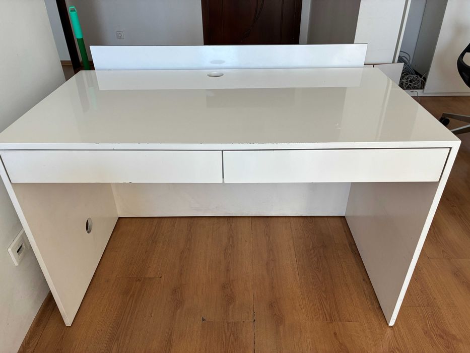 Бяло бюро със шкафчета