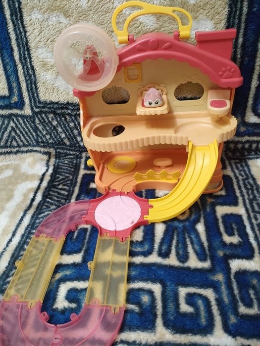 Домик с хомячком.