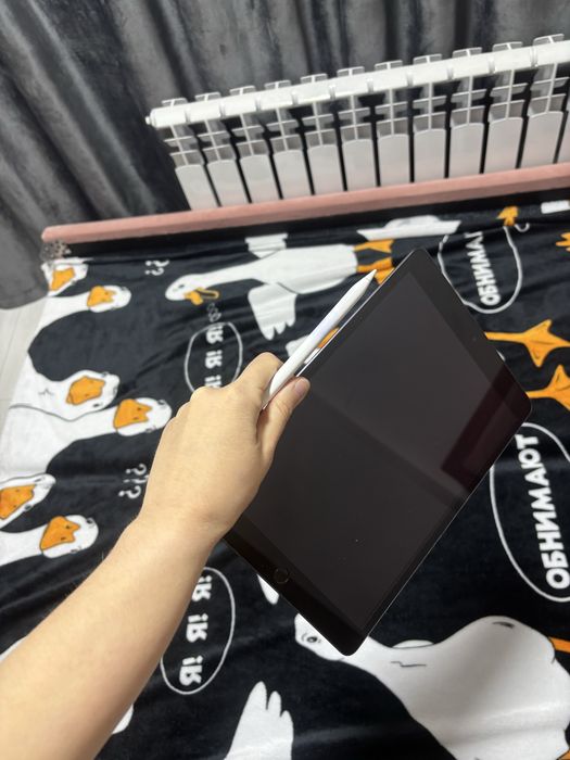 Продаю эпл планшет 2021 года