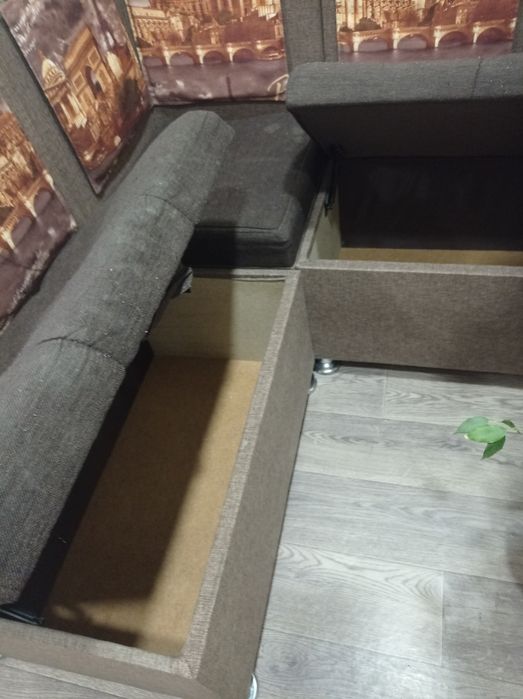 Кухонный уголок и два пуфика