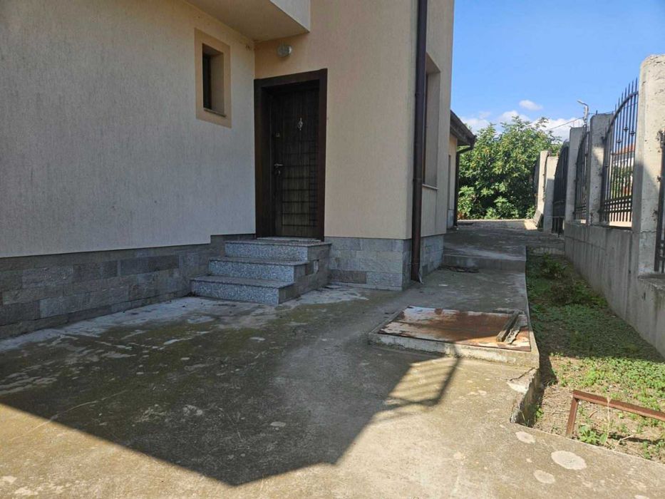 Чудесна двуетажна къща в село Баня