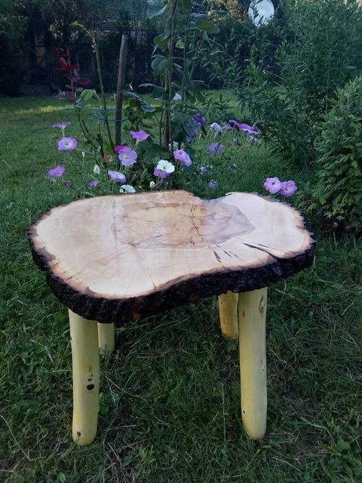 Masa pentru cafea, lucrata manual 100% lemn masiv.