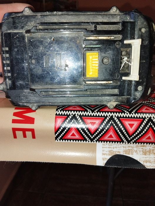 Vând acumulator Makita