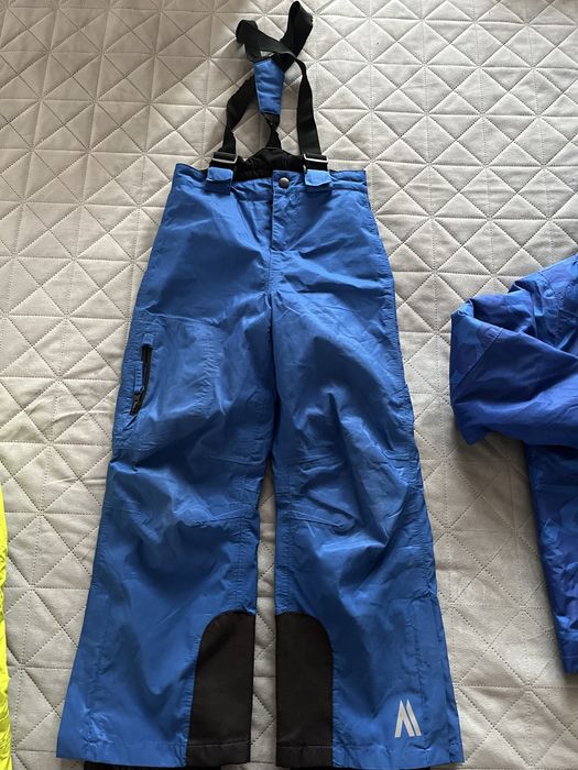 Ски екип с каска и очила