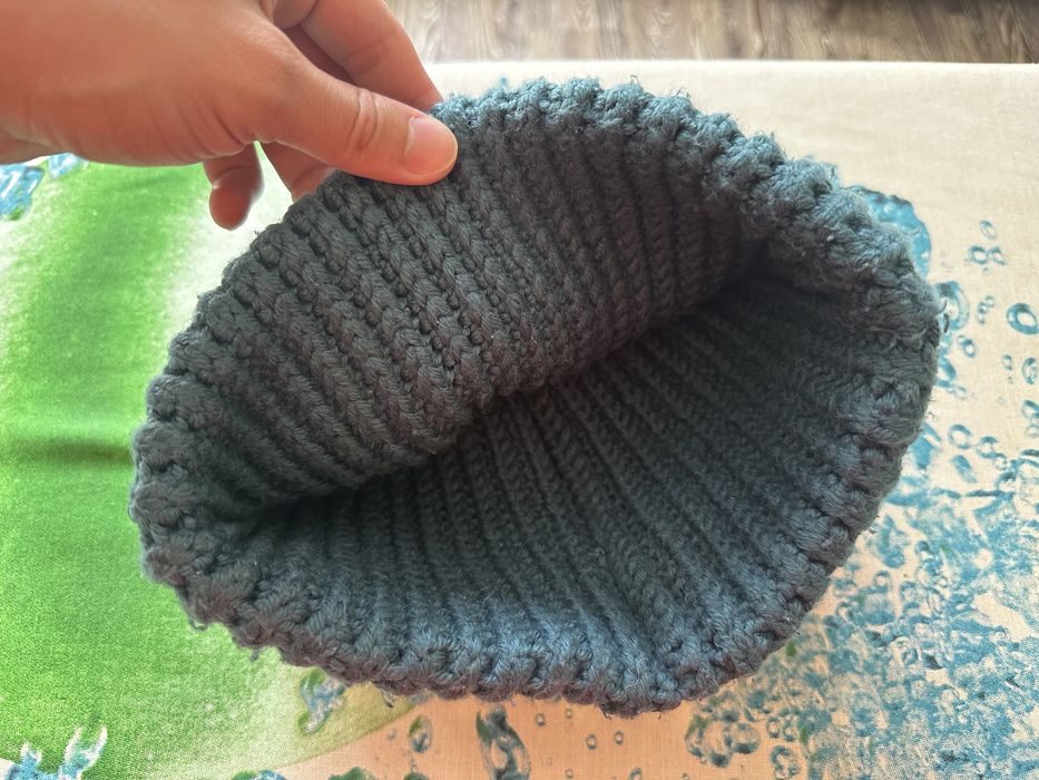 Панамы и зимние шапки