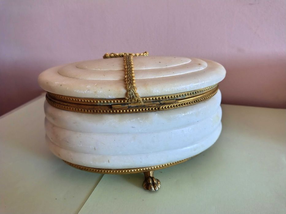 Невероятно Красива Кутия За Бижута- Алабастър Със Позлата