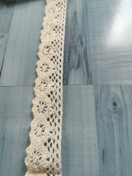 Пафти с колан, плетени дамски чорапи и памучна дантела, допълнение към народна носия