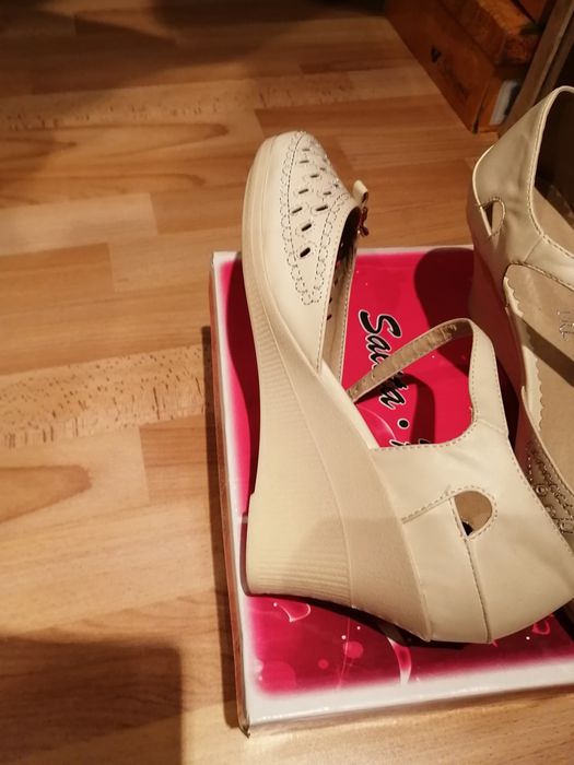 Продам туфли. На узкую ногу.