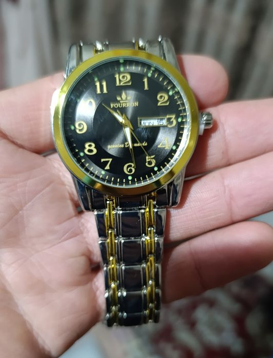 Qora va oq orasida oltin Erkaklar uchun kvarts soati ZAMONAVIY SOATLAR