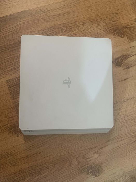 Playstation 4 с 85 вградени игри