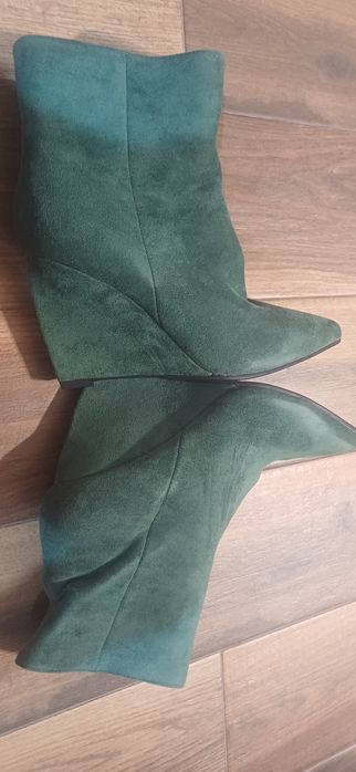 Дамски боти велурени , чисто нови.